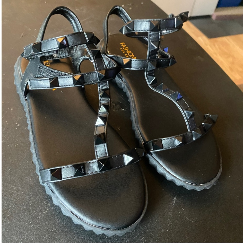 Fashion Nova Lookin’ Sharp Sandals Size 6.5 - Picture 5 of 6